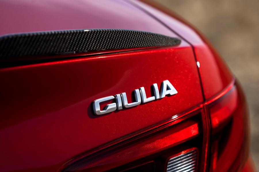Логотип Alfa Romeo Giulia Quadrifoglio (952) 2016 года  (NA) (фото 33 из 86)